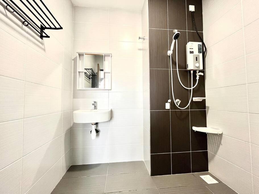 Urban Home-Swimming Pool-City Center Malacca Esterno foto