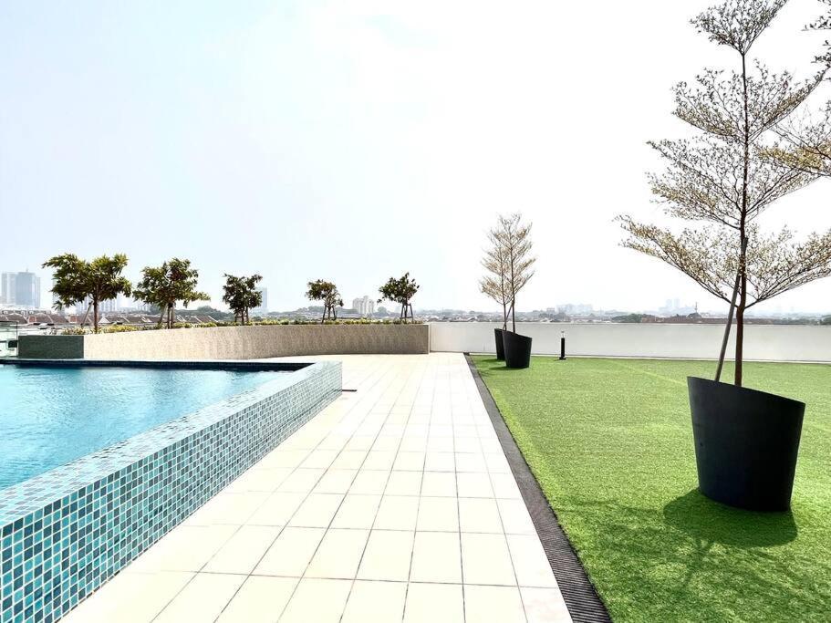 Urban Home-Swimming Pool-City Center Malacca Esterno foto