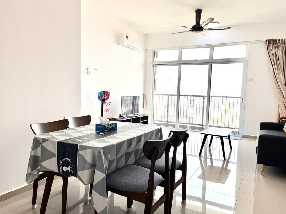 Urban Home-Swimming Pool-City Center Malacca Esterno foto