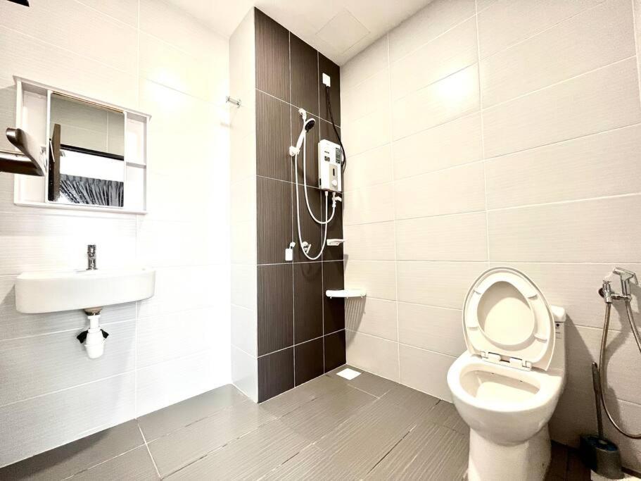 Urban Home-Swimming Pool-City Center Malacca Esterno foto