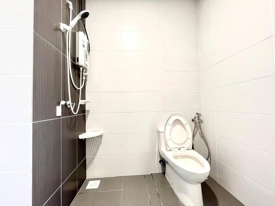 Urban Home-Swimming Pool-City Center Malacca Esterno foto