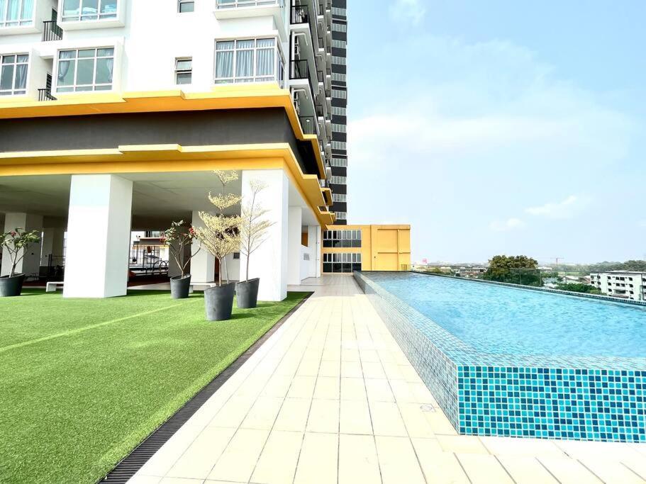 Urban Home-Swimming Pool-City Center Malacca Esterno foto