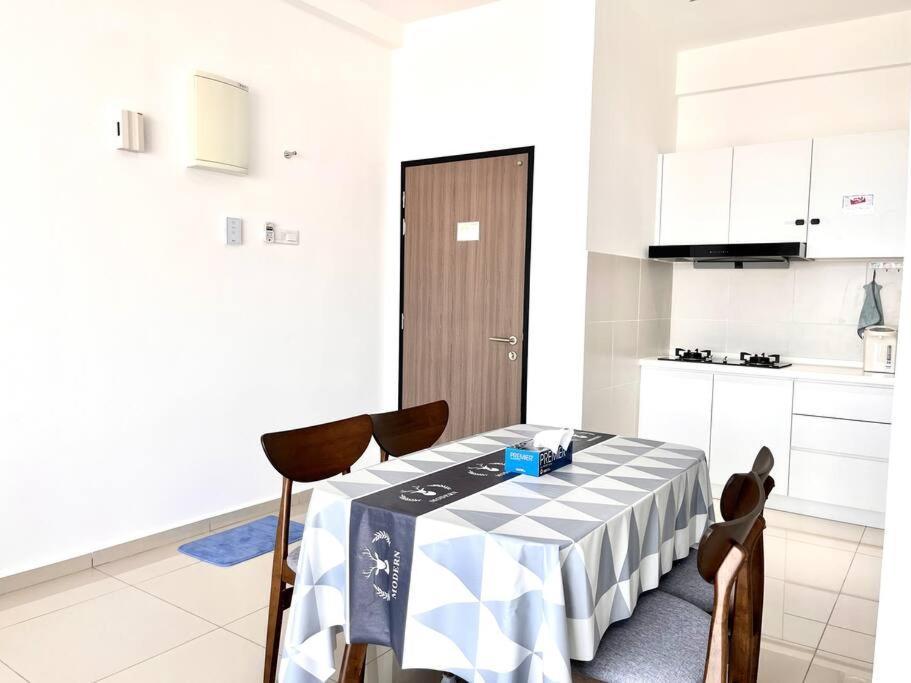 Urban Home-Swimming Pool-City Center Malacca Esterno foto