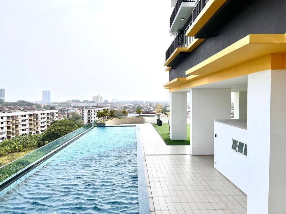 Urban Home-Swimming Pool-City Center Malacca Esterno foto