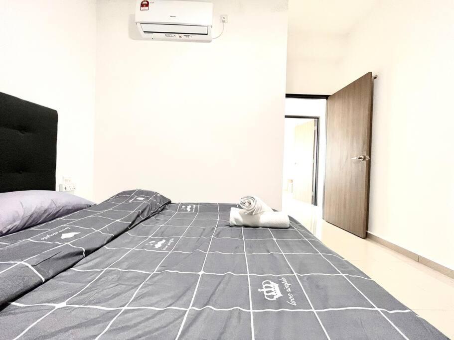 Urban Home-Swimming Pool-City Center Malacca Esterno foto